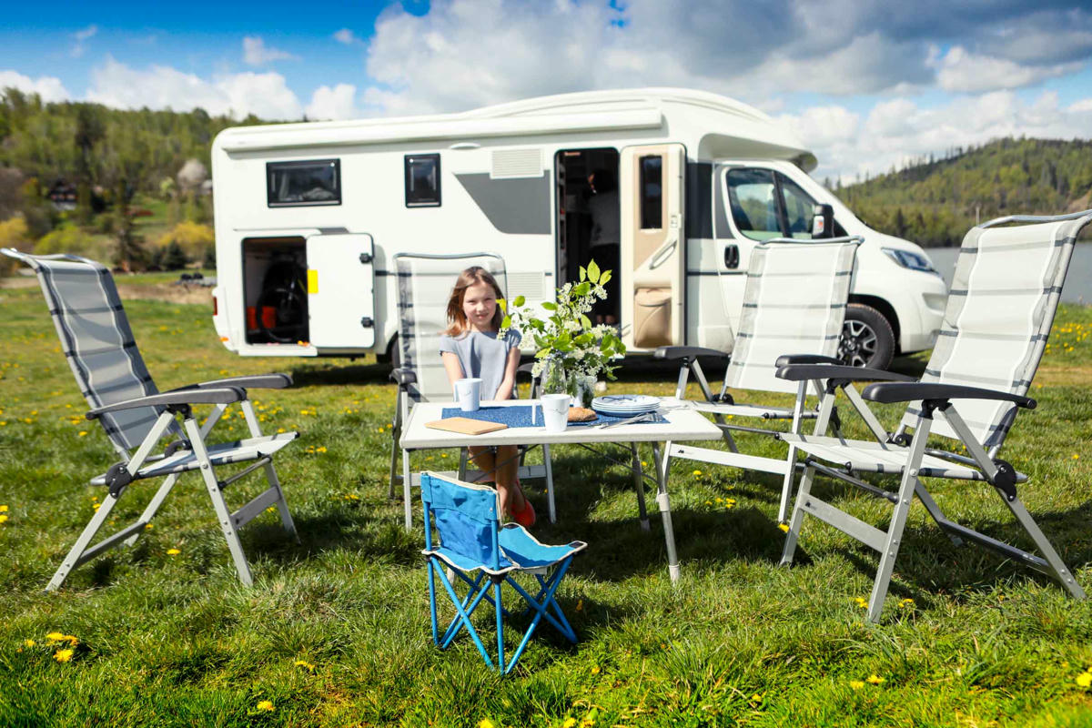 Adria Matrix Motorhome, Luxus Camper, Anywhere Campers Europa, Camping Tisch Stühle